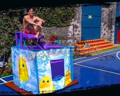 hombre al agua juego acuatico